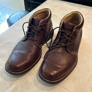 Johnston & Murphy leather brown lace up. chukka shoes. Size 10.5 Great Condition